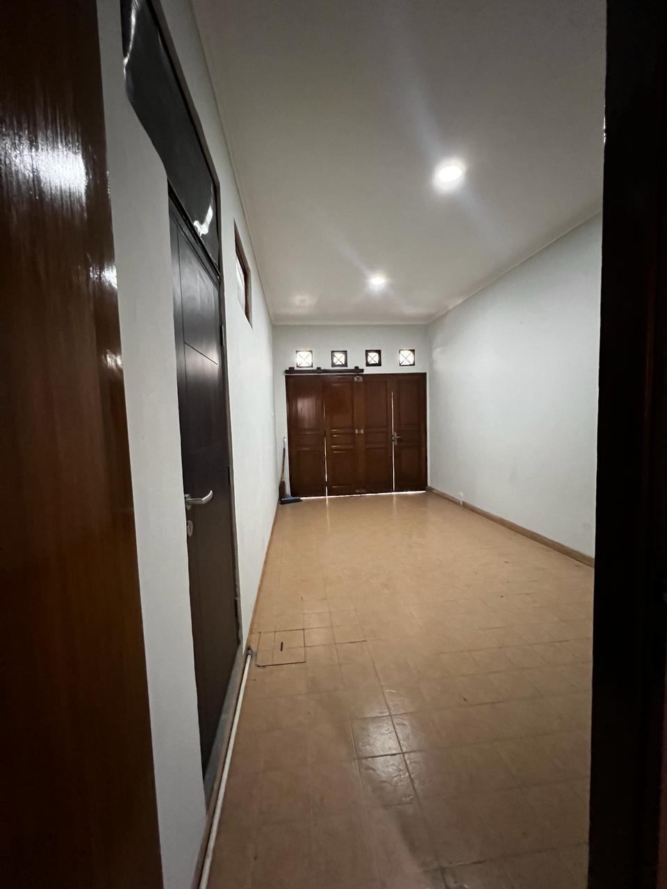 Ejde.Rumah di Sewakan Semi Furnish di Kemanggisan, Jakarta Barat